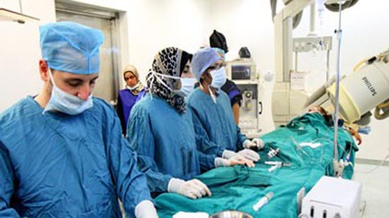 المستشفى العسكري يستضيف خبير عالمي في جراحة المسالك البولية