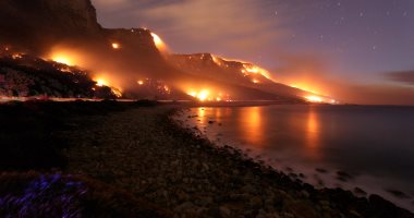 حاكم كاليفورنيا يطالب الحكومة بــ 7.4 مليار دولار للمساعدة بجهود الحرائق
