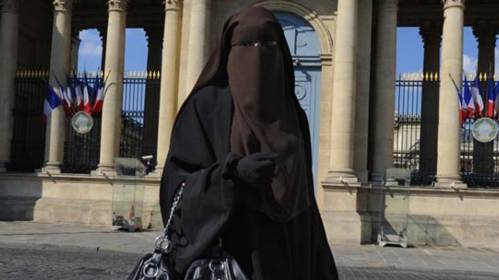  قانون كندي يحظر ارتداء النقاب في الأماكن والمنشآت العامة 