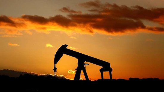 النفط مستقر قرب أعلى مستوى في عامين