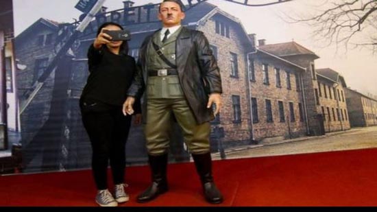 تمثال هتلر جذب اهتمام زوار المتحف والتقطوا معه صور سيلفي مما أثار غضب اليهود