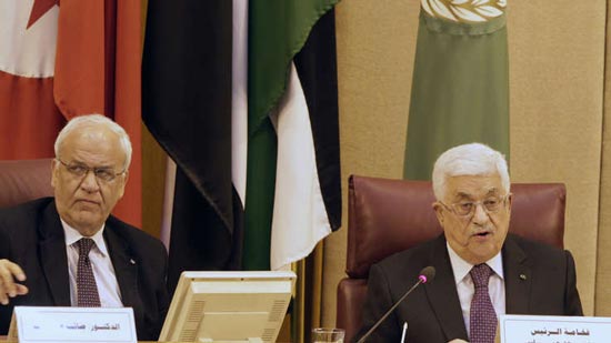 الرئيس الفلسطيني محمود عباس وأمين سر اللجنة التنفيذية لمنظمة التحرير الفلسطينية صائب عريقات