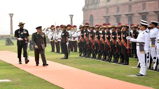 وزير الدفاع يعود إلى أرض الوطن بعد زيارته الرسمية بالهند