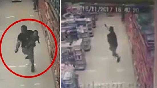 انظر إلى شرطي يتأبط طفله بيد وبثانية يقتل لصين بالرصاص
