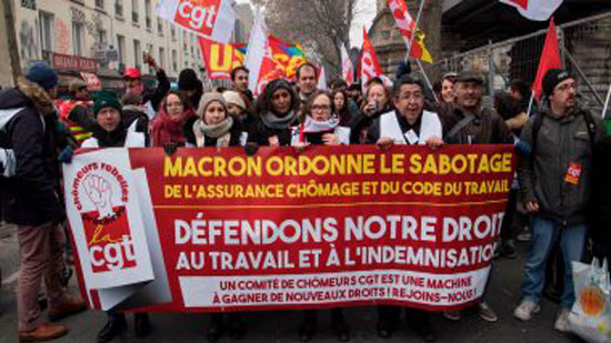 صور.. فرنسيون يتظاهرون فى شوارع باريس للمطالبة بتوفير فرص عمل