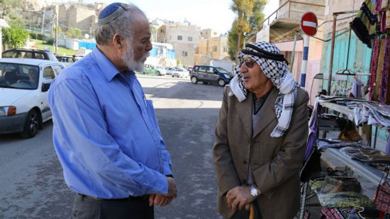صديقان يهودي وعربي يتحاوران في مدينة الخليل