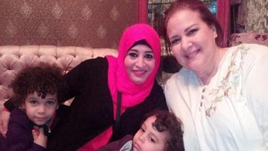 الفنانة دلال عبدالعزيز تلتقى نرمين وطفليها