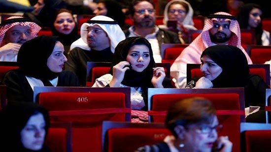 سعوديات يدخلن باب الوظائف من السياحة
