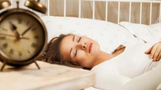 دراسة تثبت العلاقة بين النوم المبكر وفقدان الوزن
