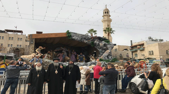 بالصور.. مطران القدس يزور مدينة بيت لحم لبدء تحضيرات العيد