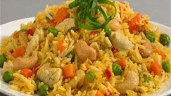 وجبة غذاء بسيطة.. طريقة عمل أرز أصفر بالدجاج والخضروات