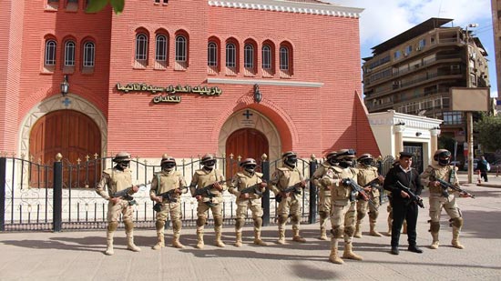 بالصور.. الجيش والشرطة يكثفان جهودهما الأمنية بمحيط دور العبادة