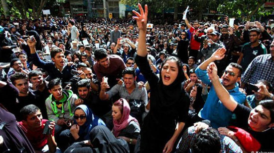 إيران تلجأ للحرس الثوري لإخماد المظاهرات
