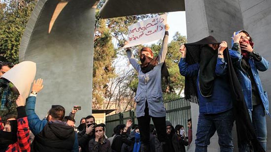 رجل دين إيراني يطالب بالضرب بيد من حديد على قادة المتظاهرين