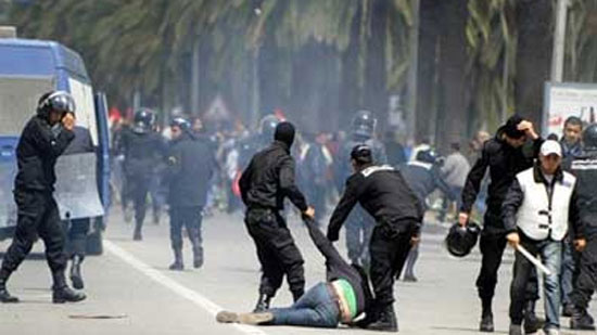  الشرطة التونسية تطلق الغاز المسيل للدموع ضد متظاهرين اقتحموا 