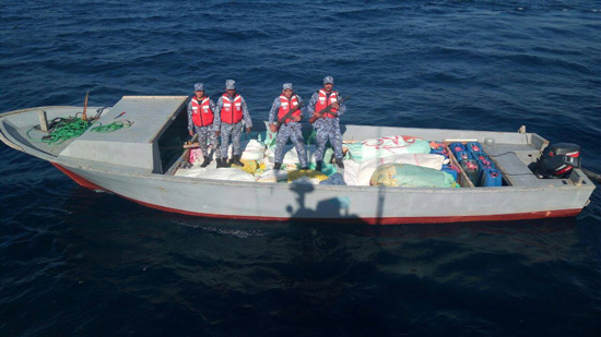 ‎بالصور.. القوات البحرية تضبط قارب محمل بالمخدرات بالبحر الأحمر