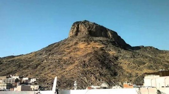 «طقوس غريبة» أعلى جبل في مكّة.. وباحث بالسيرة النبوية يرد (فيديو)
