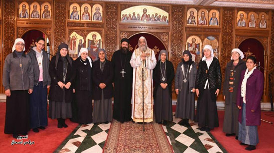 بالصور.. البابا تواضروس يصلي القداس مع مكرسات بيت آجيا دميانة