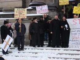 رجال الدين يشاركون ايضا بالمظاهرات