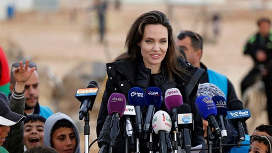 شاهد.. «أنجلينا جولي» تزور مخيما للاجئين السوريين في الأردن