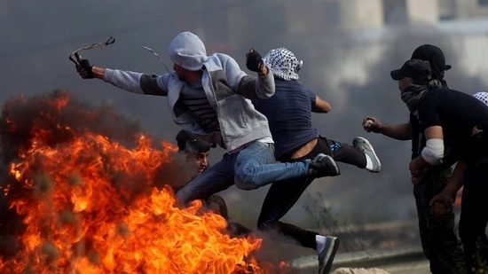 عاجل.. إصابة فلسطينين إثر موجهات عنيفة مع الاحتلال في نابلس