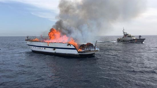  القوات البحرية تضبط لنش محمل بسجائر مسرطنة وتنقذ مركب سياح من الغرق