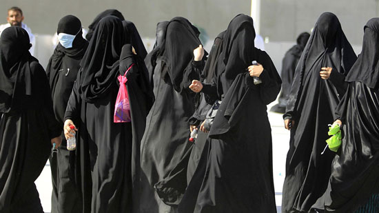 فتوى جديدة عن عباءة المرأة تثير جدلا في السعودية