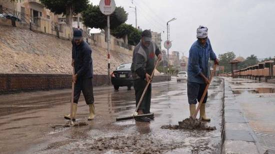 المحليات تنشر العمال وسيارات الشفط لمواجهة الأمطار والسيول