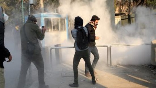 مقتل 3 ضباط فى اشتباكات بين الشرطة الإيرانية ومحتجين فى طهران