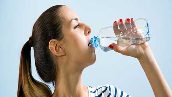  10علامات تدل أن جسمك في حاجة إلى الماء