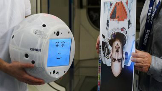 Cimon روبوت جديد يصل محطة الفضاء الدولية لتسلية الرواد هذا العام