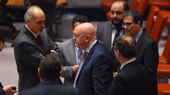 السفير الروسي في الأمم المتحدة، فاسيلي نيبينزيا، ومندوب سوريا الدائم لدى الأمم المتحدة، بشار الجعفري، قبل اجتماع مجلس الأمن في 23 فبراير/شباط 2018