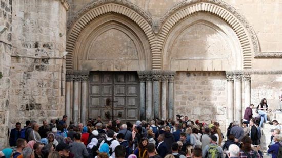 بطريرك القدس يعلن إعادة فتح كنيسة القيامة بعد تجميد الإجراءات الإسرائيلية