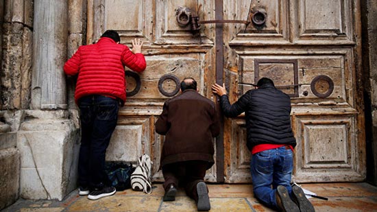  بالصور.. مئات المصلين يتدفقون وهم يبكون إلى كنيسة القيامة بعد إعادة فتحها