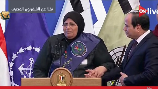  والدة شهيد بسيناء باكية للرئيس: محمود بيقولك خد بالك من مصر والسيسي يبكي