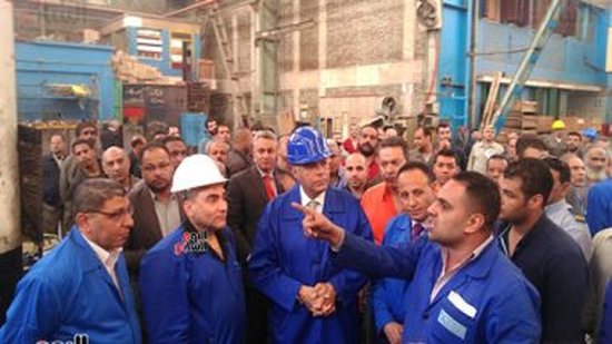 وزير النقل هشام عرفات خلال جولته فى ورش الصيانة بالسبتية