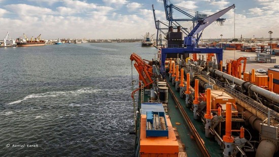 نشاط كبير في حركة السفن والشاحنات واستقبال السلع بميناء الإسكندرية 