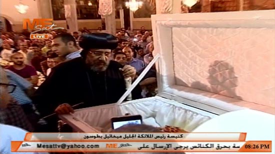  بالصور.. الأنبا إرميا يلقي نظرة الوداع على جثمان القمص مكاري بكنيسة طوسون