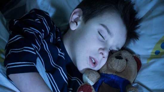 الضوء ساطع قبل النوم يعرض الأطفال لمشكلات بعيدة المدى