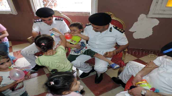  مديرية أمن الإسكندرية تشارك أطفال دور الرعاية الإحتفال بيوم اليتيم