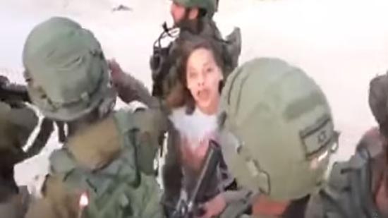 أصغر مراسلة صحفية في العالم تحرج الجنود الإسرائيليين