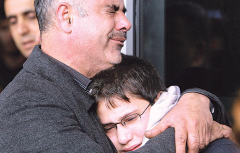 لبناني يواسي أحد أفراد عائلته في مطار بيروت بعد العلم بسقوط الطائرة الإثيوبية أمس (أ.ب)