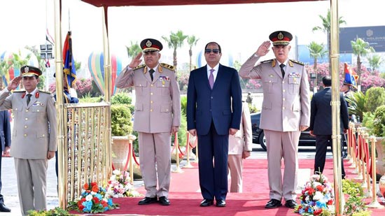 الرئيس يضع أكليل من الزهور على قبر الجندي المجهول في ذكرى تحرير سيناء