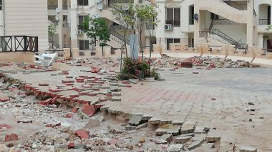 صور.. السيول تضرب قرى سياحية بالعين السخنة وتدمر أجزاءً من شاليهات