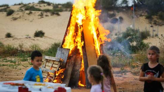 إسرائيل تحتفل بعيد النار وسط مخاوف كبيرة
