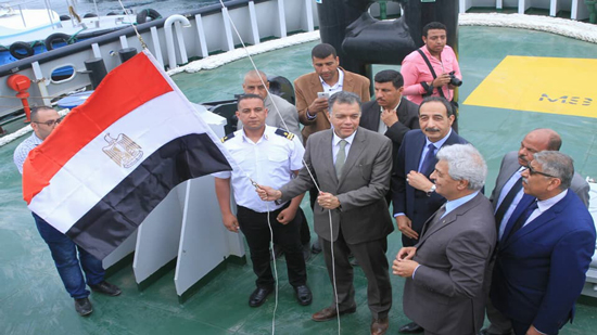  وزير النقل يرفع العلم المصري علي احدث قاطرتين تم بنائهما لميناء الإسكندرية