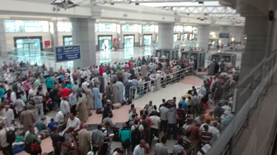  وصول 6400 راكب من العمالة المصرية 