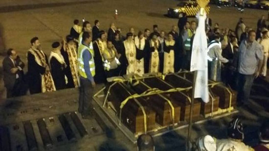 انتهاء الصلاة على جثامين شهداء ليبيا بمطار القاهرة