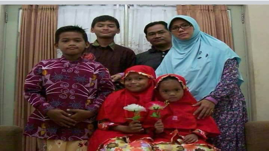 بالفيديو والصور.. تفجيرات 3 كنائس بإندونيسيا.. هذه هي الدوافع وأم تدفع بأولادها لتفجير أنفسهم