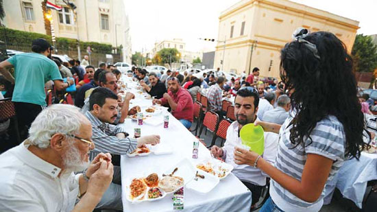  أقباط يشاركون المسلمين فرحتهم بشهر رمضان